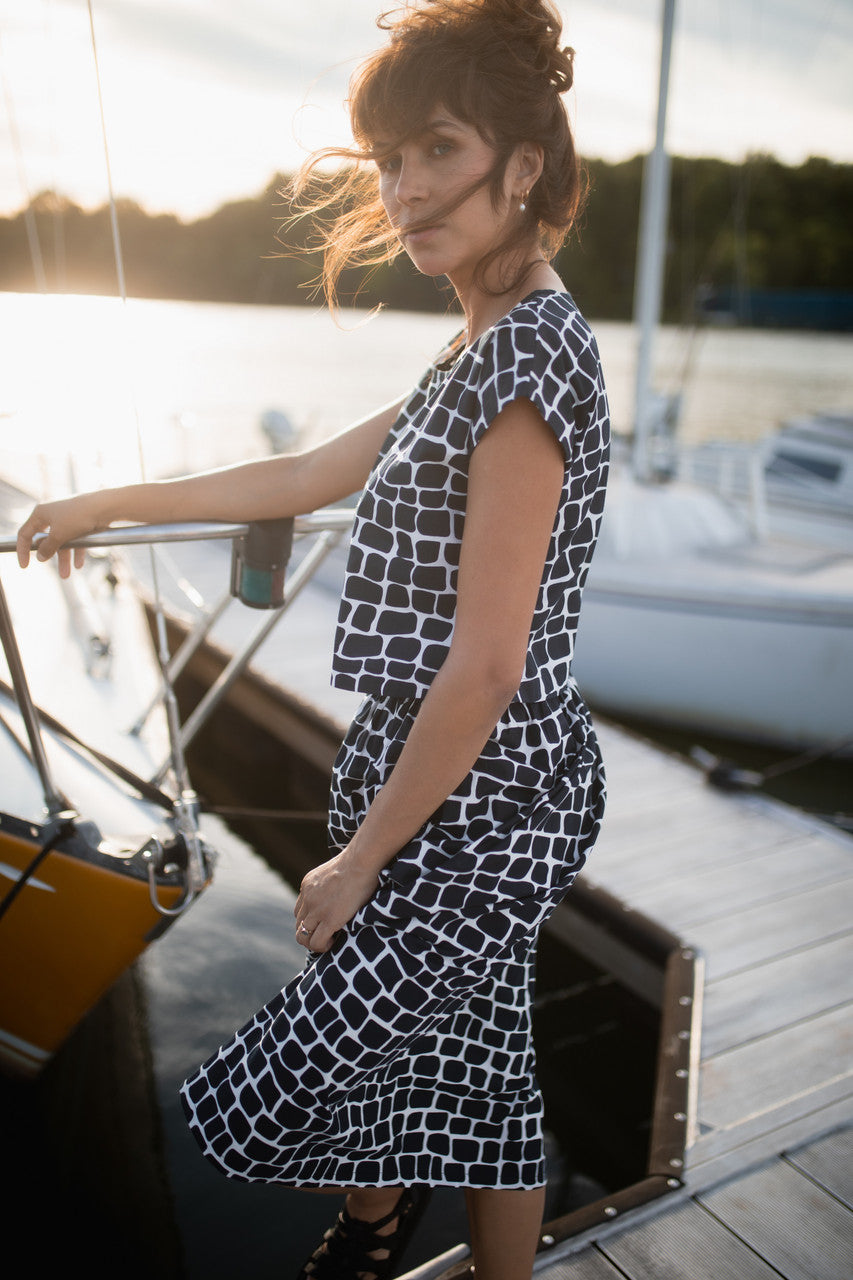 Claudia Skirt Set in Stone - XXL Shirt Left