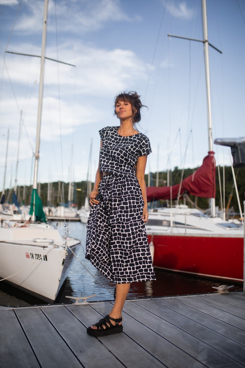 Claudia Skirt Set in Stone - XXL Shirt Left
