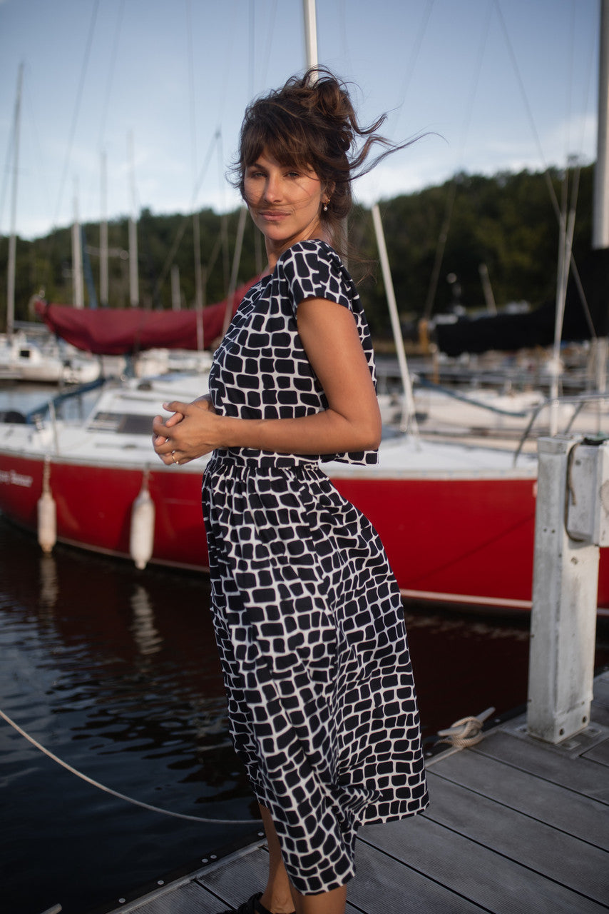 Claudia Skirt Set in Stone - XXL Shirt Left
