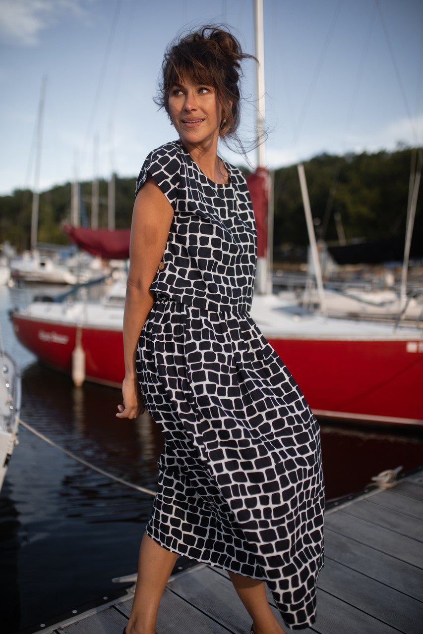 Claudia Skirt Set in Stone - XXL Shirt Left