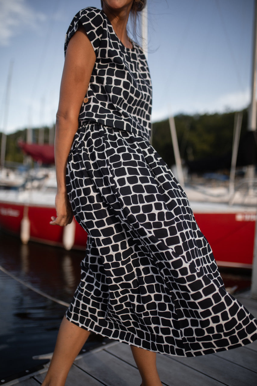Claudia Skirt Set in Stone - XXL Shirt Left